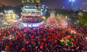 Vận nước đang lên dẫu thác ghềnh