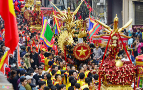 Trai làng cởi trần rước quả pháo khổng lồ ở làng Đồng Kỵ