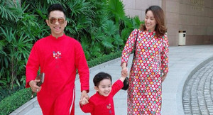 Khánh Thi khoe khoe bụng bầu 5 tháng khi du xuân cùng chồng