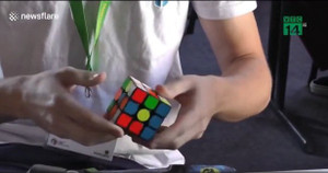 Chóng mặt xem chàng trai Australia xếp rubik trong 4,59 giây