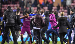 Man City thua sốc, Aguero suýt đánh fan hâm mộ ngay trên sân