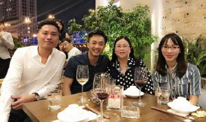 Cường Đô la chụp ảnh, thân thiết bên cạnh mẹ của Đàm Thu Trang