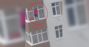 Video: Thót tim nhìn người phụ nữ tay không leo cửa sổ nhà cao tầng lau kính