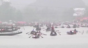 Hàng nghìn người đổ về chùa Hương trước giờ khai hội