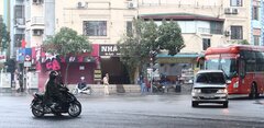 Ảnh: Bến xe, đường phố Hà Nội thưa vắng ngày đầu tiên đi làm sau Tết