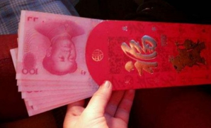 Giữ hộ gần 10.000 USD tiền lì xì, bố mẹ bị con gái kiện