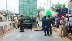 Clip: 2 phụ nữ bị container cán chết trên đường trở lại Sài Gòn sau Tết