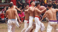 Video: Trai tráng căng sức tranh quả cầu nặng gần 20kg