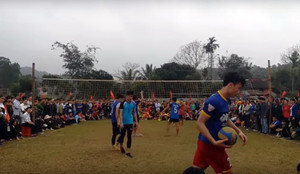 Video: Thủ thành Bùi Tiến Dũng đấu Quách Công Lịch trên sân bóng chuyền