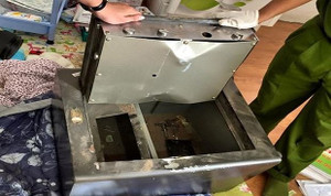 Trộm gỡ mái tôn, đục két lấy gần nửa tỷ đồng