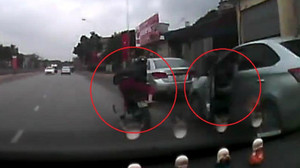 Clip mở cửa ô tô đốn ngã xe máy khiến dân mạng tranh cãi