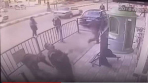 Video: Cảnh sát tay không đỡ em bé rơi từ tầng 3