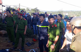 Công an phá cửa giải cứu 2 cháu bé bị nhốt trong nhà gần 10 ngày