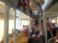 Hành khách bị 'chặt chém', nhồi nhét tơi bời trên xe khách vào Sài Gòn sau Tết