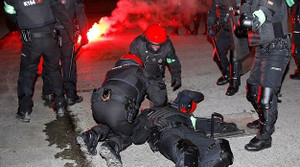 Hooligan nổi loạn ở cúp C2, 1 cảnh sát thiệt mạng