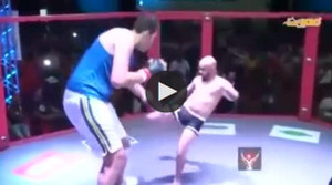 Video: Trận đấu MMA không cân sức giữa 'người khổng lồ' và 'chàng tí hon'