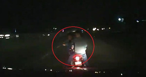 Clip: 3 thanh niên đầu trần đi xe máy đánh võng, hăm dọa ô tô trên quốc lộ