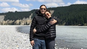 Tăng Thanh Hà diện áo đôi, hạnh phúc đi du lịch cùng chồng đầu năm