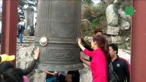 Đua nhau xoa tiền lên chuông, khánh ở chùa Đồng Yên Tử cầu may