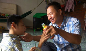 Ông bố thi hát bị tố lợi dụng 2 con teo não trục lợi giờ ra sao?