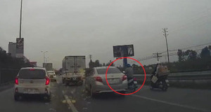 Clip: Ô tô đi ẩu huých xe máy ngã dúi dụi trên quốc lộ
