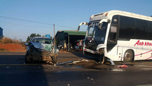 Xe con lấn làn tông trực diện xe khách giường nằm, 3 người nguy kịch