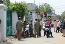 Cầm dao rượt đuổi hàng xóm, vô tình gây ra cái chết con gái 2 tuổi