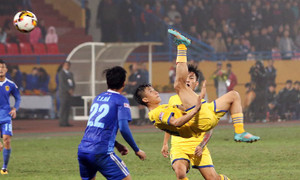 Dừng hình màn thi đấu của người hùng U23 Việt Nam trận tranh Siêu Cup Quốc gia