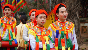 Video: Màn 'Con đĩ đánh bồng' của trai làng Triều Khúc, Hà Nội