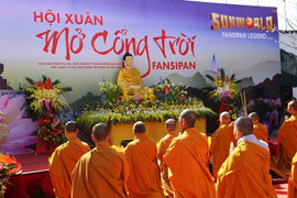 Du khách nô nức tham dự Hội xuân Mở Cổng Trời Fansipan