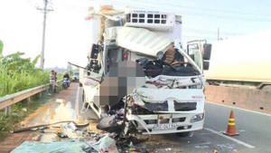 Xe tải đấu đầu xe đầu kéo đang đỗ, phụ xe chết kẹt trong cabin