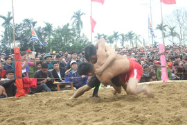 Hàng ngàn người tụ hội xem 100 đô vật đọ tài tại sới vật hơn 400 năm tuổi