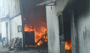 Lửa thiêu rụi công ty sản xuất đồ gỗ ở Bình Dương sau tiếng nổ lớn