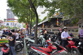 Bãi giữ xe chặt chém hoành hành mùa lễ hội