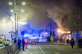 Ảnh: Nổ lớn san phẳng cửa hàng ở Anh, nhiều người bị vùi lấp