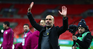 Ảnh: Pep Guardiola lần đầu tiên nâng cúp cùng Man City