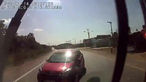 Clip: Ô tô con phóng nhanh lấn làn ở khúc cua, tông trực diện xe khách