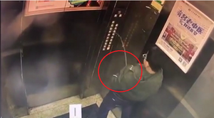 Clip: Tè bậy lên bảng điều khiển thang máy, bé trai lĩnh cái kết đắng