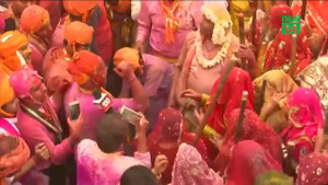 Phụ nữ cầm gậy tre đánh đàn ông thoải mái trong lễ hội ở Ấn Độ