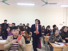 Hiệu trưởng đến từng lớp lì xì cho sinh viên gây sốt dân mạng