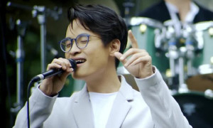 Hà Anh Tuấn đầy tâm trạng khi hát ‘Đợi em đến hoa cũng tàn’