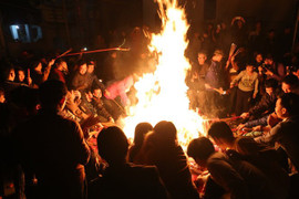 Video: Trẻ em, người lớn tranh nhau 'lấy đỏ' đầu năm ở Hà Đông