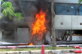 Clip: Ôtô chở hơn chục khách cháy ngùn ngụt trên đại lộ ở Sài Gòn