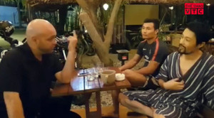 Johnny Trí Nguyễn mặc 'đồ ngủ' tiếp Flores