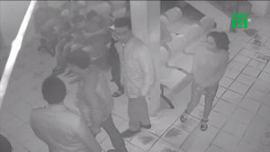 Bạn chết do tai nạn, nhóm côn đồ phá bệnh viện, đánh bác sỹ