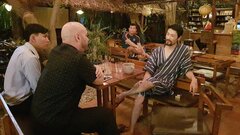 Vì sao Johnny Trí Nguyễn mặc đồ ngủ tiếp Flores?
