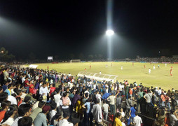 Ảnh: Vỡ sân Bình Phước trong ngày quân bầu Đức tới giao đấu