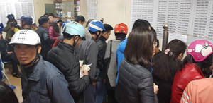 Ngày cuối cùng khuyến mại 50% giá trị thẻ nạp điện thoại: Chen lấn mua thẻ, 'cháy hàng' trên diện rộng