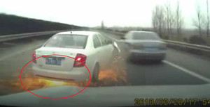 Clip: Ô tô va vào rào chắn, mài lốp trên mặt đường tóe lửa