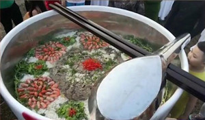 Chuyện về tô hủ tiếu khổng lồ nhất Việt Nam: Làm xong phải đổ bỏ